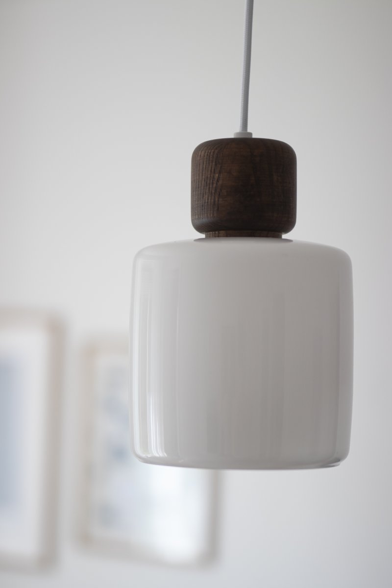 DOT Ø15 Blanco Lámpas de techo De Globen Lighting - El característico pomo de madera contrasta claramente con la pantalla de vidrio y le da carácter.