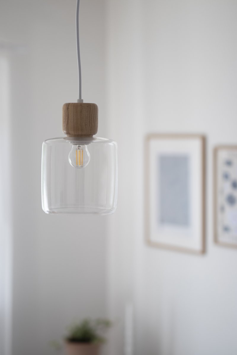 DOT Ø15 Transparente Lámpas de techo De Globen Lighting - El característico pomo de madera contrasta claramente con la pantalla de vidrio y le da carácter.