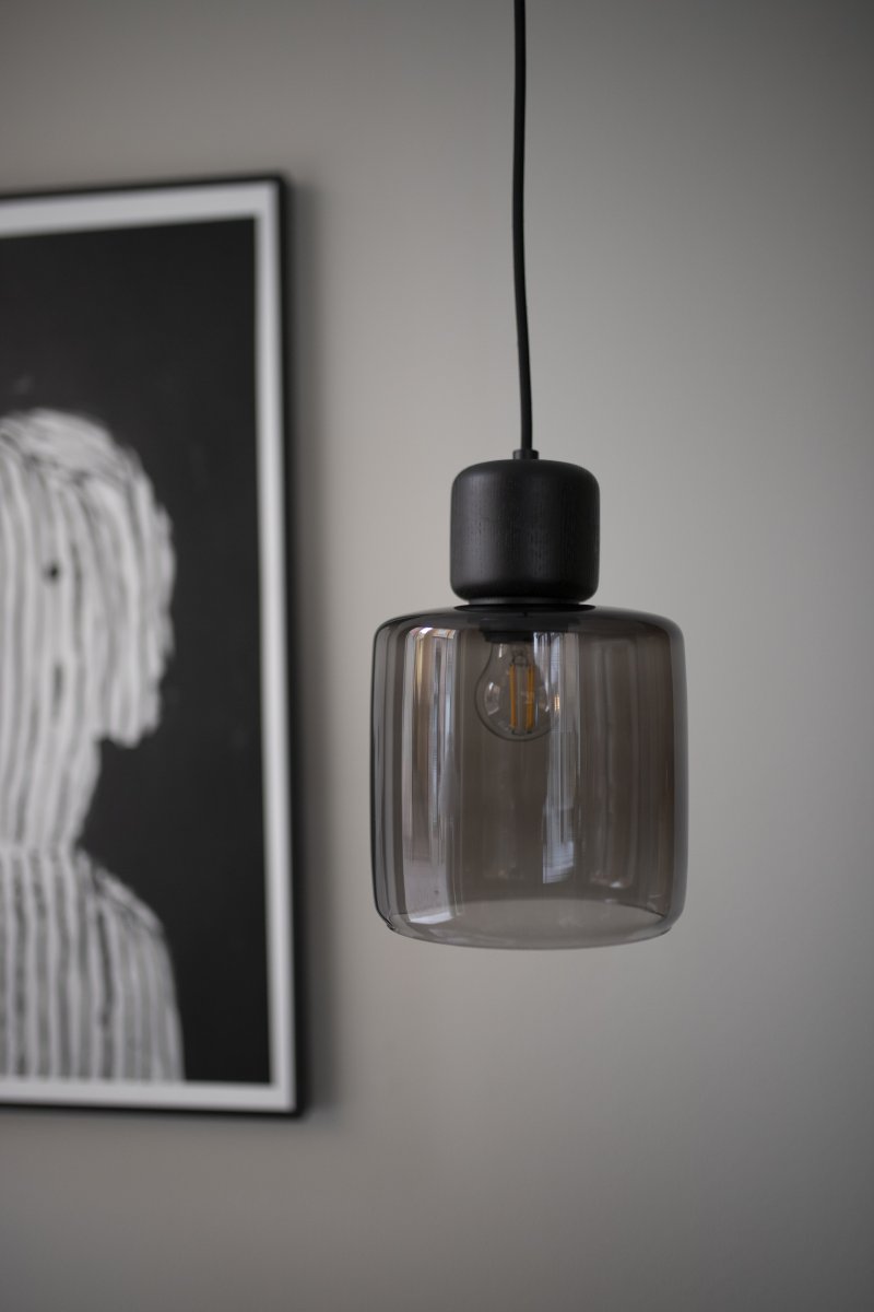 DOT Ø15 Color humo Lámpas de techo De Globen Lighting - El caracter&iacute;stico pomo de madera contrasta claramente con la pantalla de vidrio y le da car&aacute;cter.