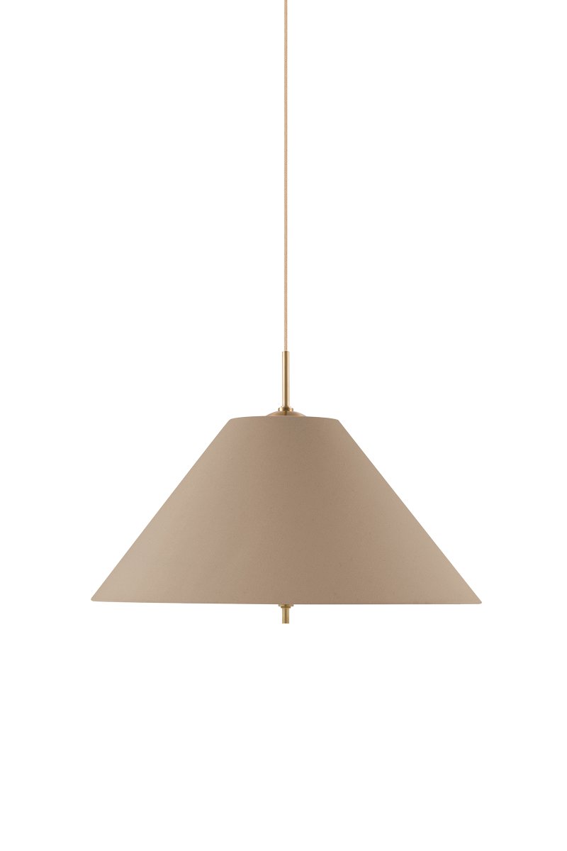Iris Ø50 Marrón Lámpas de techo De Globen Lighting - La elegante lámpara colgante Iris, fabricada en hierro con acabado de latón y con una pantalla de tela de algodón marrón hecha a mano, cautiva por su diseño clásico y sus detalles decorativos de latón, convirtiéndola en un impresionante elemento central, por ejemplo, sobre una mesa de comedor.