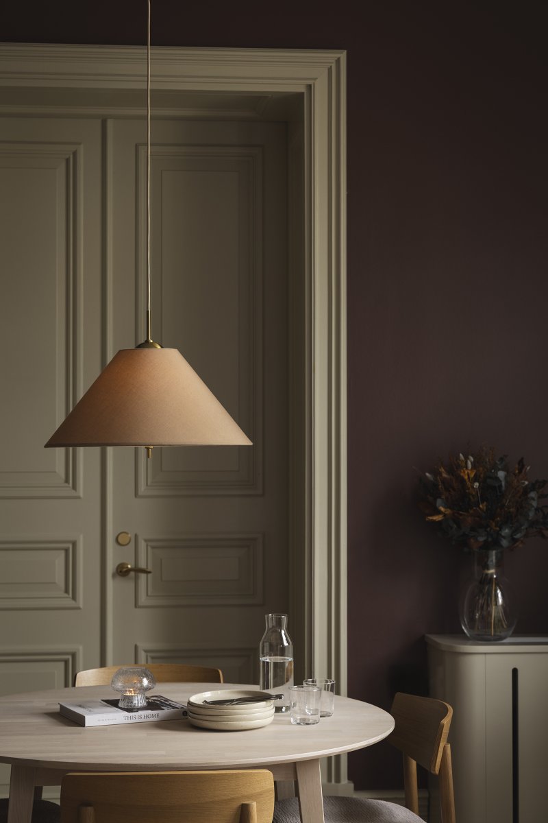 Iris Ø50 Marrón Lámpas de techo De Globen Lighting - La elegante lámpara colgante Iris, fabricada en hierro con acabado de latón y con una pantalla de tela de algodón marrón hecha a mano, cautiva por su diseño clásico y sus detalles decorativos de latón, convirtiéndola en un impresionante elemento central, por ejemplo, sobre una mesa de comedor.