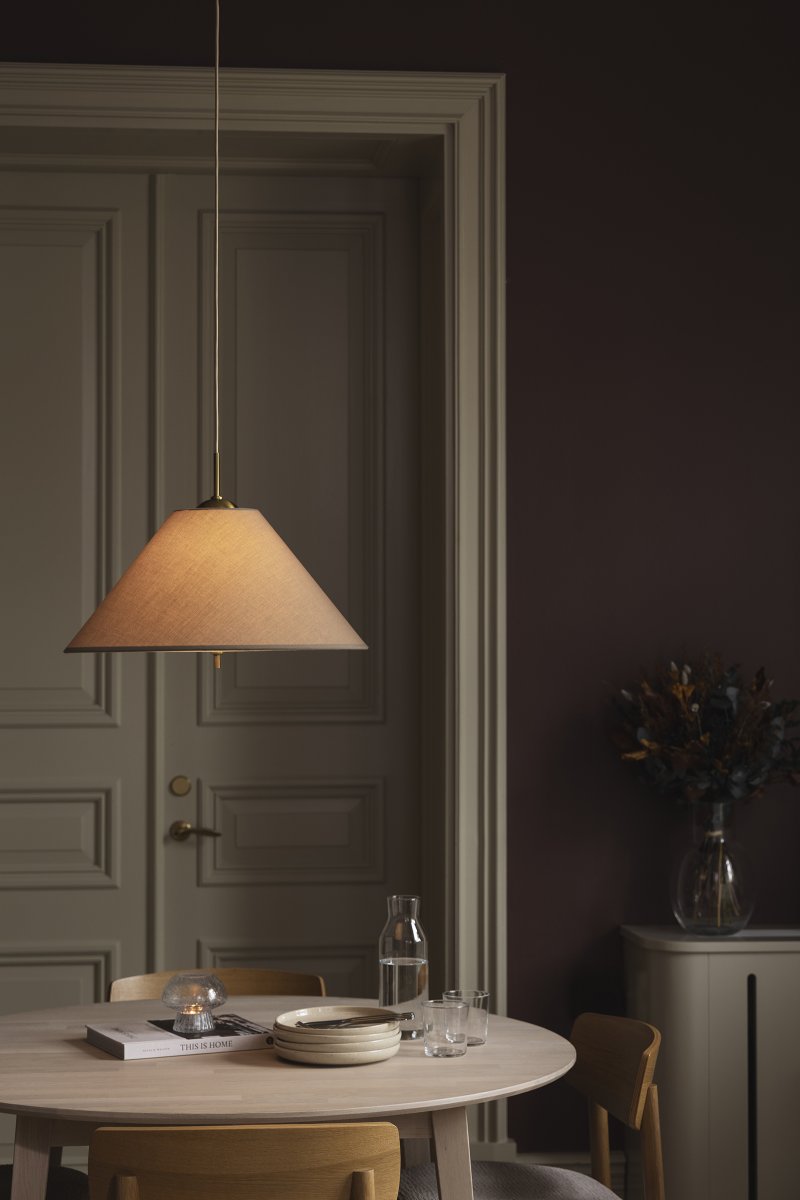 Iris Ø50 Marrón Lámpas de techo De Globen Lighting - La elegante lámpara colgante Iris, fabricada en hierro con acabado de latón y con una pantalla de tela de algodón marrón hecha a mano, cautiva por su diseño clásico y sus detalles decorativos de latón, convirtiéndola en un impresionante elemento central, por ejemplo, sobre una mesa de comedor.