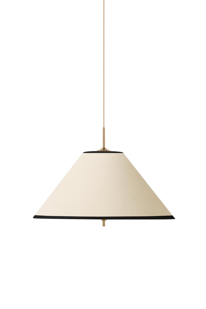 Iris Ø50 Blanco cremoso Lámpas de techo De Globen Lighting - La elegante lámpara colgante Iris, fabricada en hierro con acabado de latón y con una pantalla de algodón color crema hecha a mano, cautiva por su diseño clásico y sus detalles decorativos de latón, convirtiéndola en un impresionante elemento central, por ejemplo, sobre una mesa de comedor.