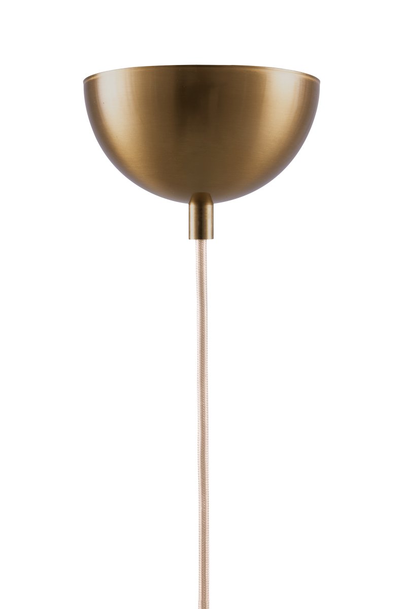 Iris Ø50 Blanco cremoso Lámpas de techo De Globen Lighting - La elegante lámpara colgante Iris, fabricada en hierro con acabado de latón y con una pantalla de algodón color crema hecha a mano, cautiva por su diseño clásico y sus detalles decorativos de latón, convirtiéndola en un impresionante elemento central, por ejemplo, sobre una mesa de comedor.