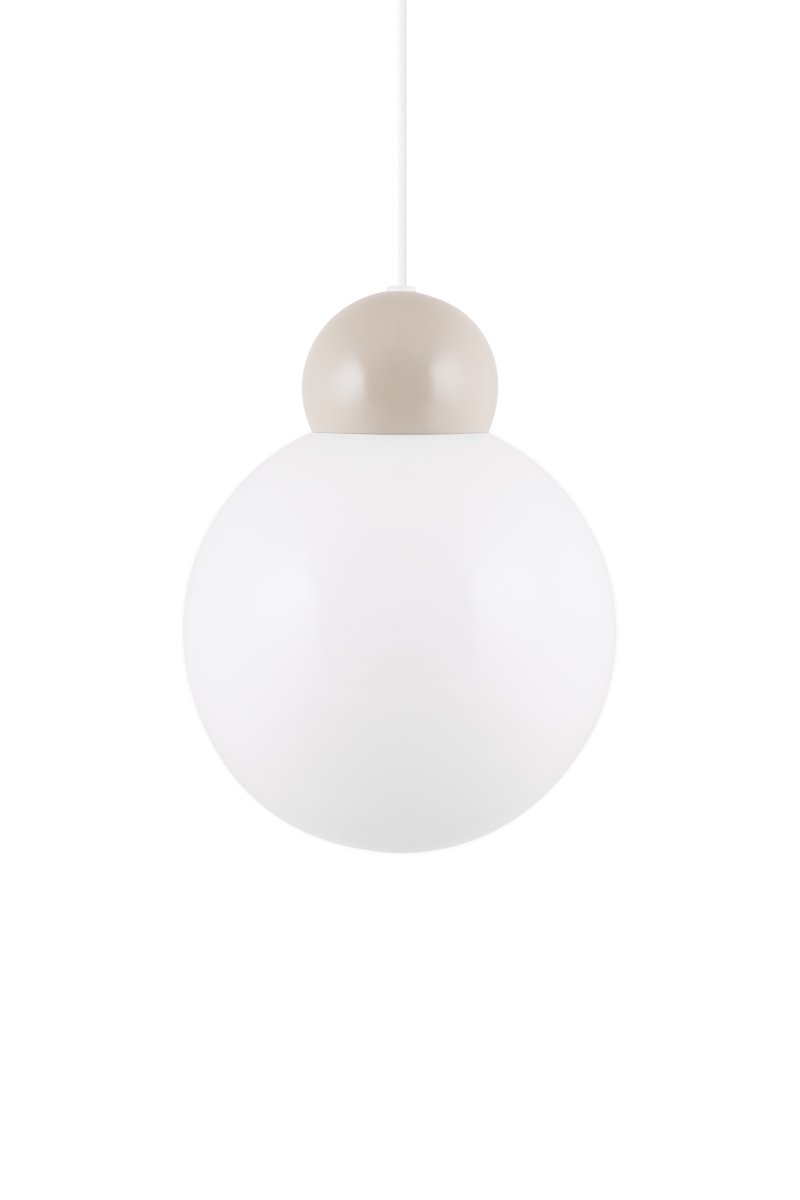 Ripley Ø25 Beige Lámpas de techo De Globen Lighting - Ripley cuenta con un cable textil de 120 cm de largo y un portal&aacute;mparas met&aacute;lico a juego.
