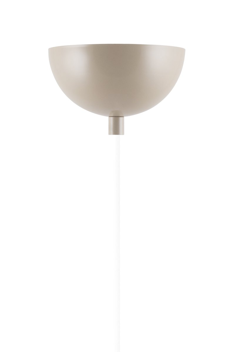 Ripley Ø25 Beige Lámpas de techo De Globen Lighting - Ripley cuenta con un cable textil de 120 cm de largo y un portal&aacute;mparas met&aacute;lico a juego.