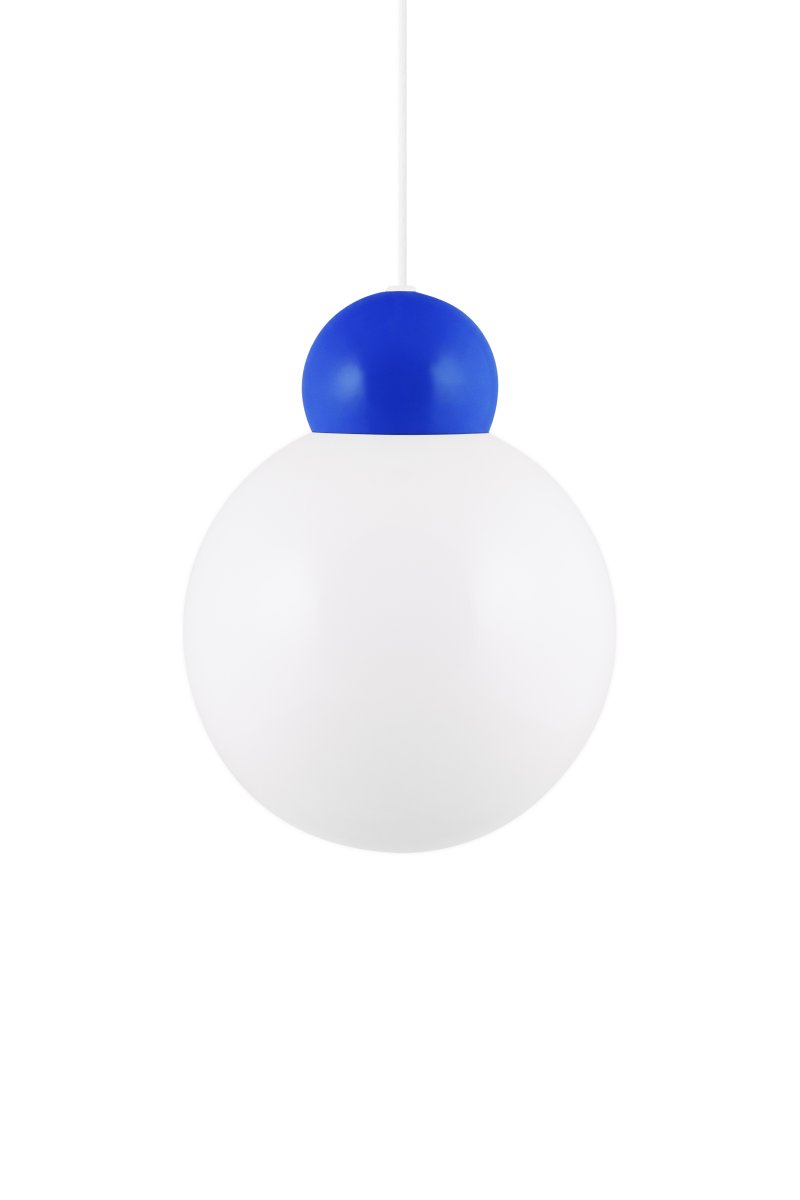 Ripley Ø25 Azul Lámpas de techo De Globen Lighting - Ripley cuenta con un cable textil de 120 cm de largo y un portal&aacute;mparas met&aacute;lico a juego.