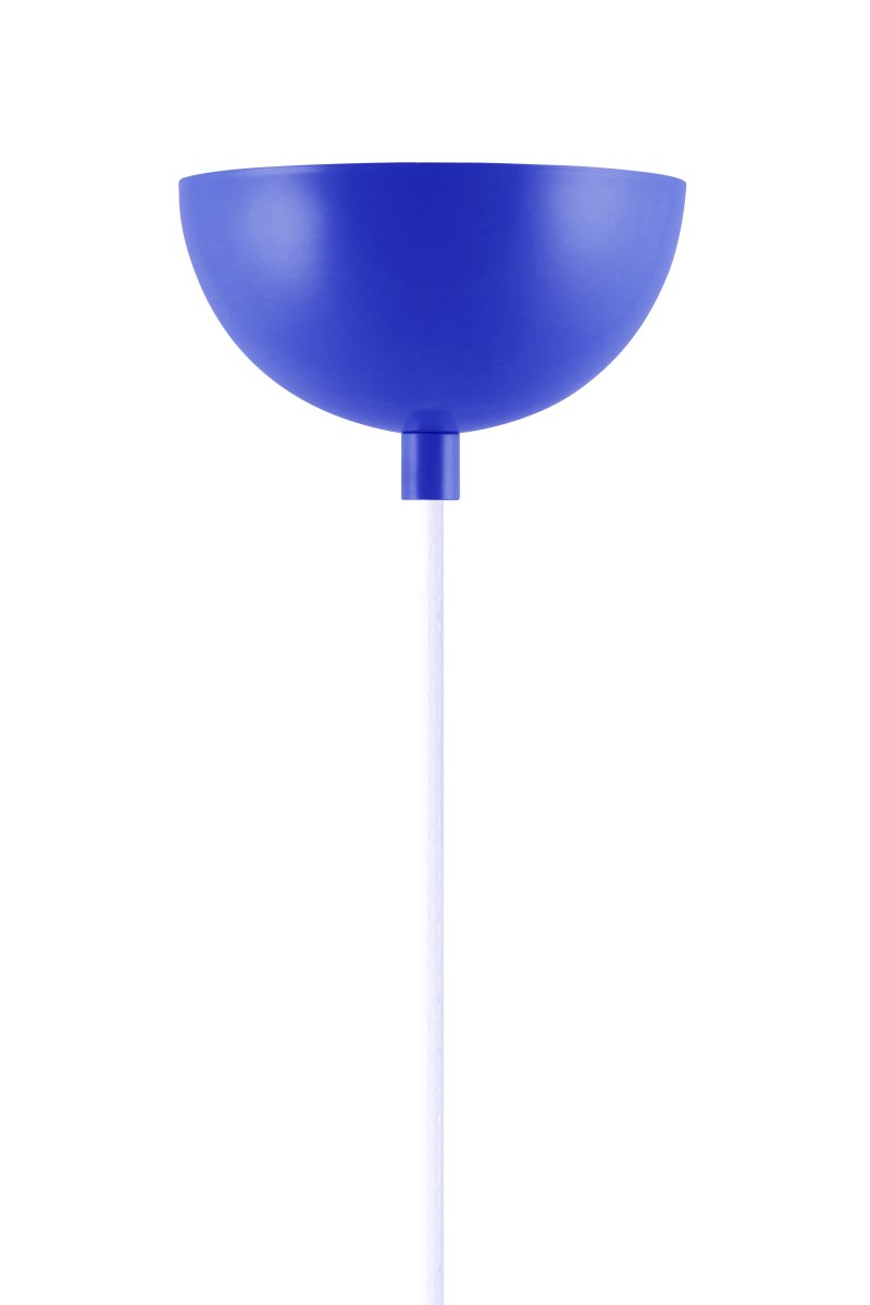 Ripley Ø25 Azul Lámpas de techo De Globen Lighting - Ripley cuenta con un cable textil de 120 cm de largo y un portal&aacute;mparas met&aacute;lico a juego.