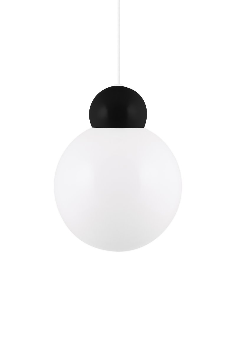 Ripley Ø25 Negro Lámpas de techo De Globen Lighting - Ripley cuenta con un cable textil de 120 cm de largo y un portal&aacute;mparas met&aacute;lico a juego.
