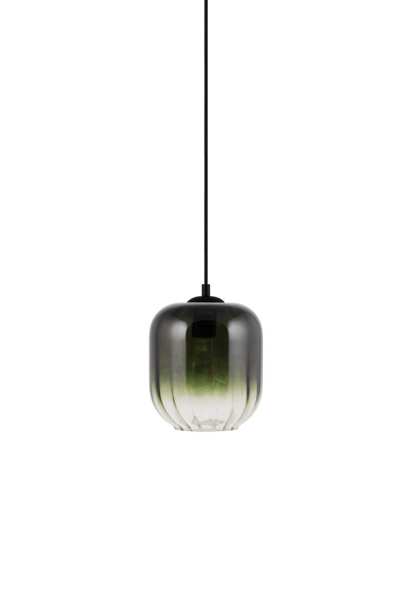 Haze Ø18 Verde Lámpas de techo De Globen Lighting - El vidrio cambia de color y se complementa con detalles de metal negro que le dan un toque moderno.