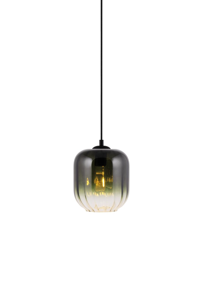 Haze Ø18 Verde Lámpas de techo De Globen Lighting - El vidrio cambia de color y se complementa con detalles de metal negro que le dan un toque moderno.