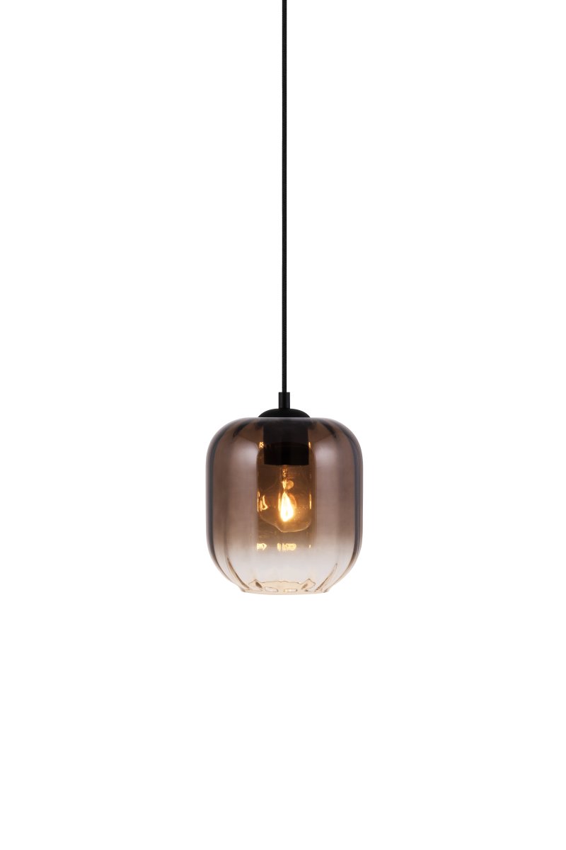 Haze Ø18 Marrón Lámpas de techo De Globen Lighting - El vidrio cambia de color y se complementa con detalles de metal negro que le dan un toque moderno.