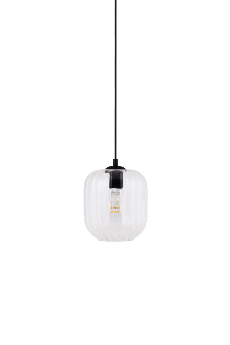 Haze Ø18 Transparente Lámpas de techo De Globen Lighting - Haze es una hermosa lámpara colgante de vidrio soplado con un interior acanalado que crea un hermoso juego de luz al encenderse.