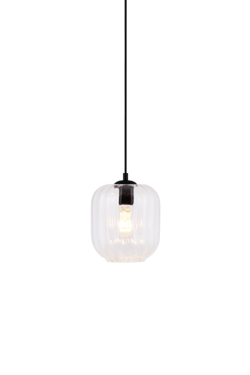 Haze Ø18 Transparente Lámpas de techo De Globen Lighting - Haze es una hermosa lámpara colgante de vidrio soplado con un interior acanalado que crea un hermoso juego de luz al encenderse.