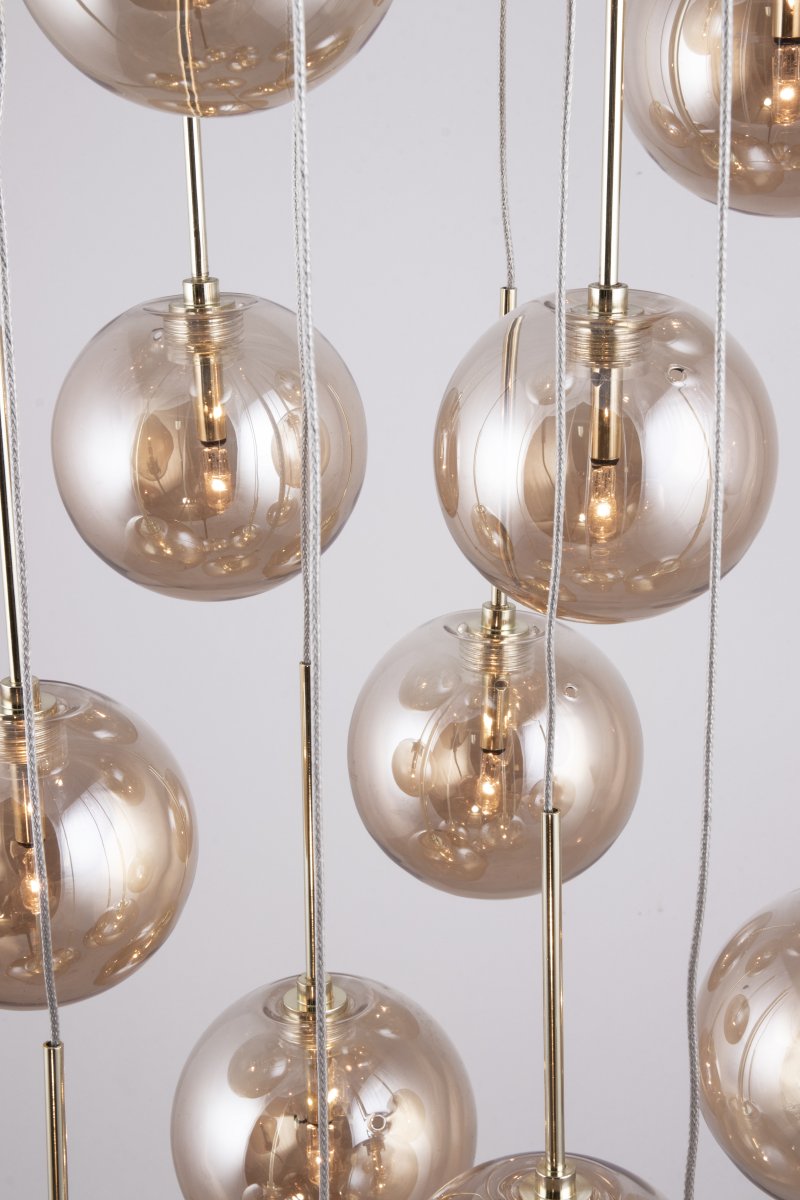 Skyfall Ø30 Ámbar Lámpas de techo De Globen Lighting - Skyfall es una hermosa lámpara de techo con doce cables y cúpulas de cristal que se puede ajustar entre una altura total de 33 y 213 cm.