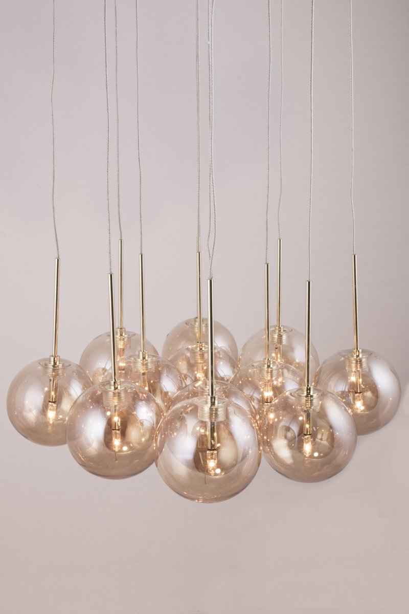Skyfall Ø30 Ámbar Lámpas de techo De Globen Lighting - Skyfall es una hermosa lámpara de techo con doce cables y cúpulas de cristal que se puede ajustar entre una altura total de 33 y 213 cm.