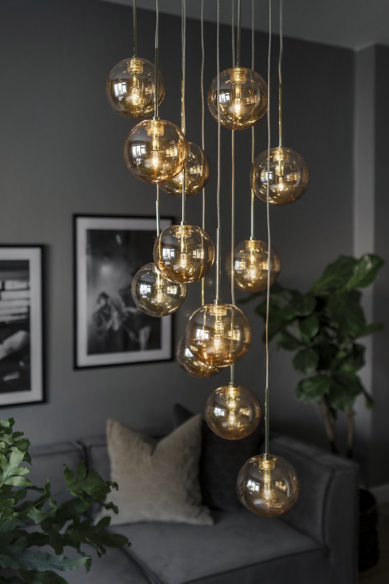Skyfall Ø30 Ámbar Lámpas de techo De Globen Lighting - Skyfall es una hermosa lámpara de techo con doce cables y cúpulas de cristal que se puede ajustar entre una altura total de 33 y 213 cm.