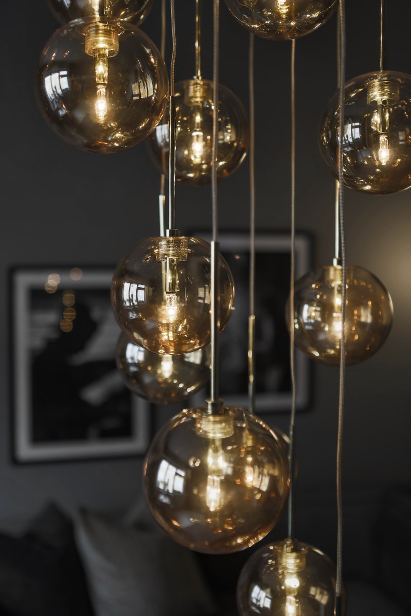 Skyfall Ø30 Ámbar Lámpas de techo De Globen Lighting - Skyfall es una hermosa lámpara de techo con doce cables y cúpulas de cristal que se puede ajustar entre una altura total de 33 y 213 cm.