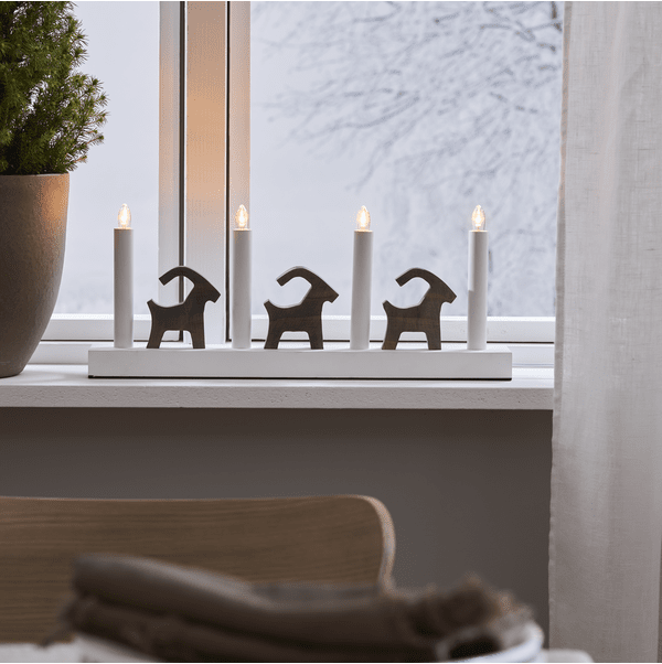 Bruse Blanco De Star Trading - &Aacute;rboles de Navidad y bases de madera se combinan con tubos de metal.