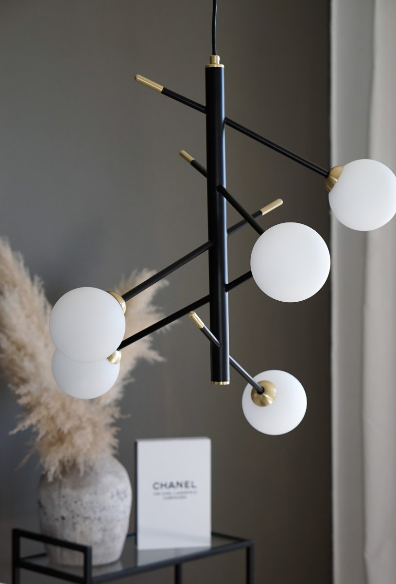 Akrobat 58cm Negro Lámpas de techo De Aneta Lighting - L&aacute;mpara de techo Acrobat en metal lacado en negro con detalles en lat&oacute;n mate y 5 tulipas de cristal blanco opal.