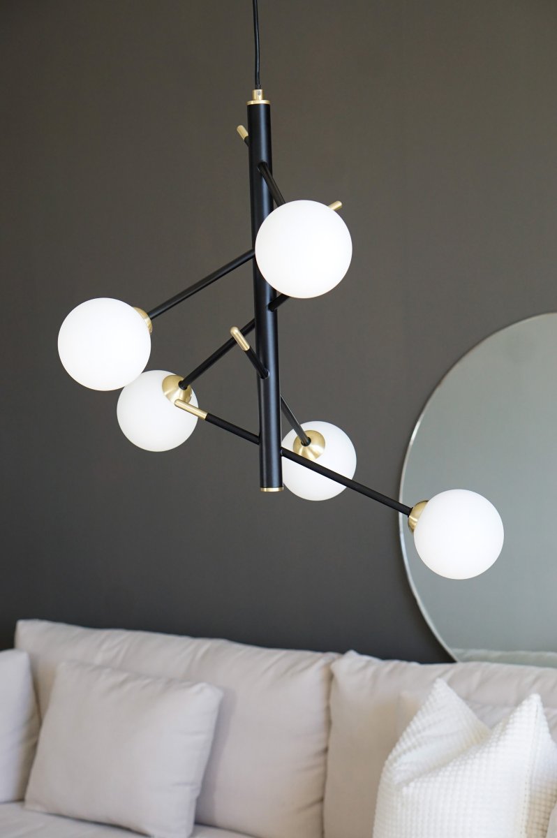 Akrobat 58cm Negro Lámpas de techo De Aneta Lighting - L&aacute;mpara de techo Acrobat en metal lacado en negro con detalles en lat&oacute;n mate y 5 tulipas de cristal blanco opal.