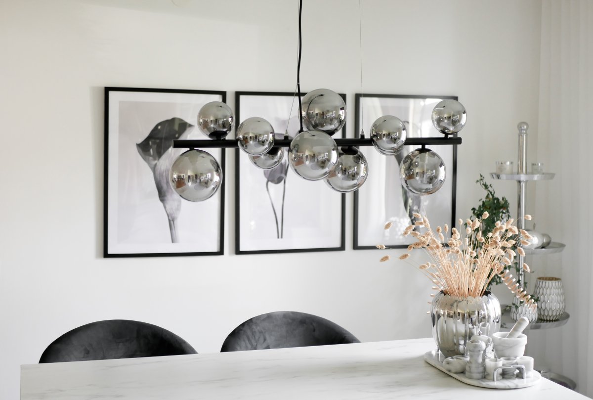 Molekyl 85cm Gris humo Lámpas de techo De Aneta Lighting - Lámpara de techo de moda Molekyl fabricada en metal negro con 11 pantallas de cristal ahumado de diferentes tamaños regulables a&aring; un poste de 85 cm de largo.