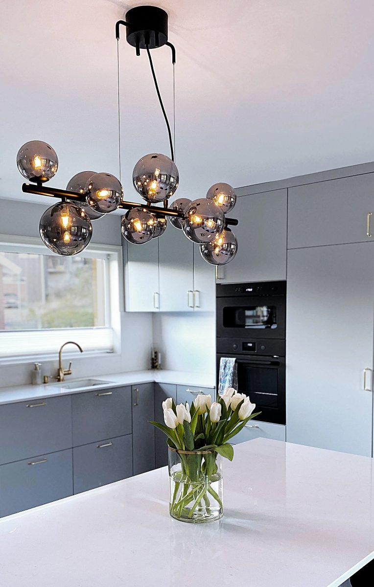 Molekyl 85cm Gris humo Lámpas de techo De Aneta Lighting - Lámpara de techo de moda Molekyl fabricada en metal negro con 11 pantallas de cristal ahumado de diferentes tamaños regulables a&aring; un poste de 85 cm de largo.