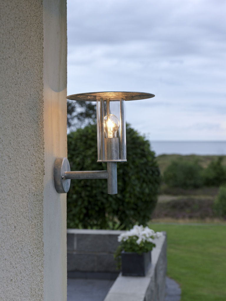 Mode acero galvanizado lámpara de exterior De Konstsmide - Dale a tu fachada un aspecto moderno y elegante con este aplique de pared galvanizado.