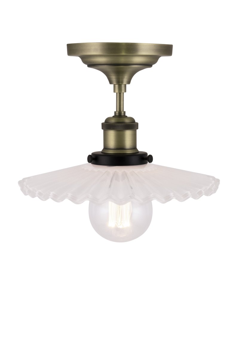 Cobbler Ø25 Blanco plafón De Globen Lighting - Cobbler es una reinterpretación de la clásica lámpara Cobbler que se integra a la perfección en diversos estilos de interior.