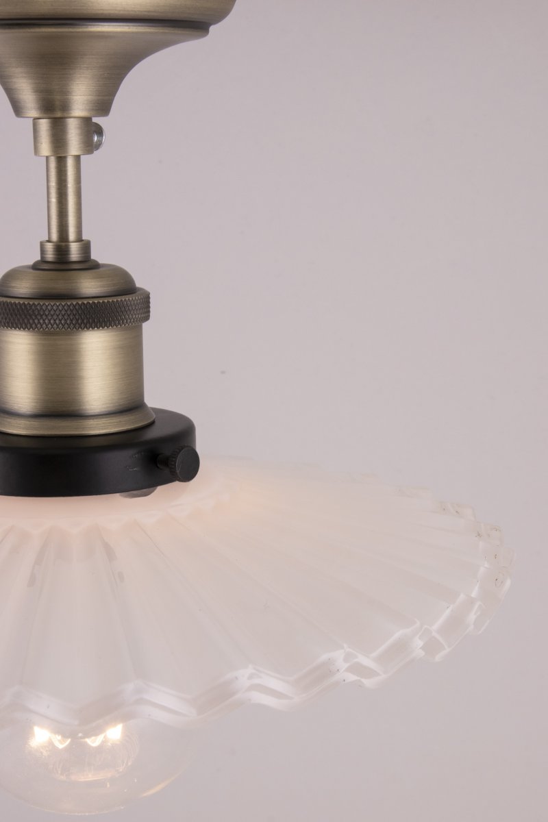 Cobbler Ø25 Blanco plafón De Globen Lighting - Cobbler es una reinterpretación de la clásica lámpara Cobbler que se integra a la perfección en diversos estilos de interior.