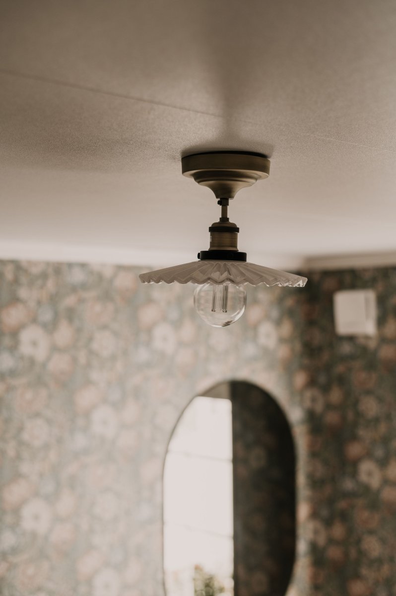 Cobbler Ø25 Blanco plafón De Globen Lighting - Cobbler es una reinterpretación de la clásica lámpara Cobbler que se integra a la perfección en diversos estilos de interior.