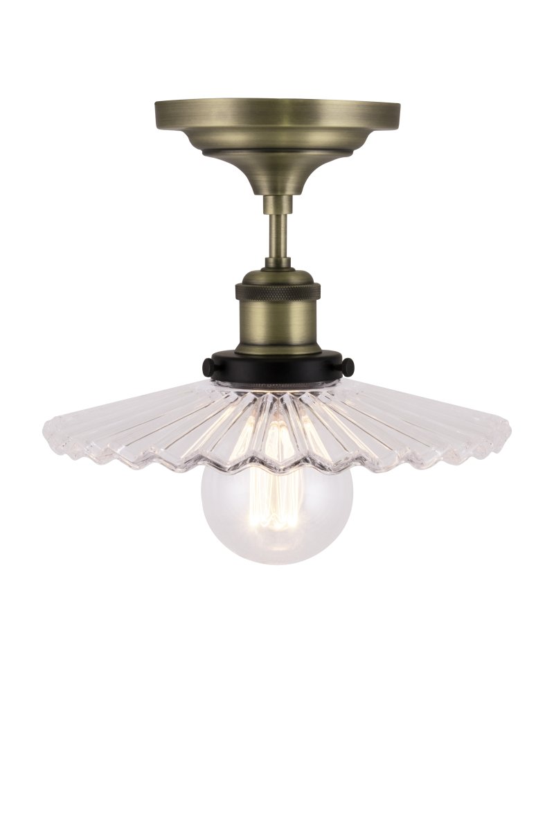 Cobbler Ø25 Transparente plafón De Globen Lighting - Cobbler es una reinterpretación de la clásica lámpara Cobbler que se integra a la perfección en diversos estilos de interior.