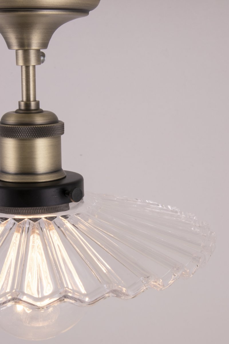 Cobbler Ø25 Transparente plafón De Globen Lighting - Cobbler es una reinterpretación de la clásica lámpara Cobbler que se integra a la perfección en diversos estilos de interior.