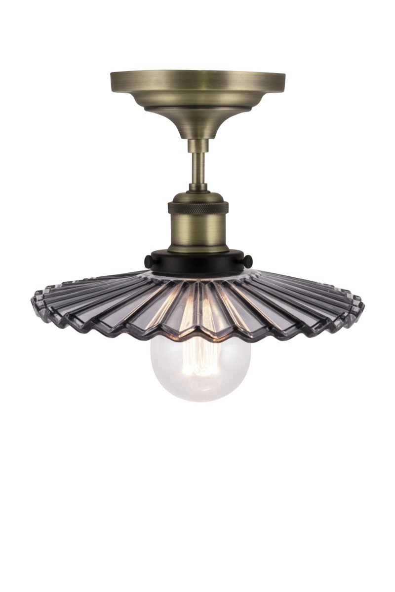 Cobbler Ø25 Color humo plafón De Globen Lighting - Cobbler es una reinterpretación de la clásica lámpara Cobbler que se integra a la perfección en diversos estilos de interior.