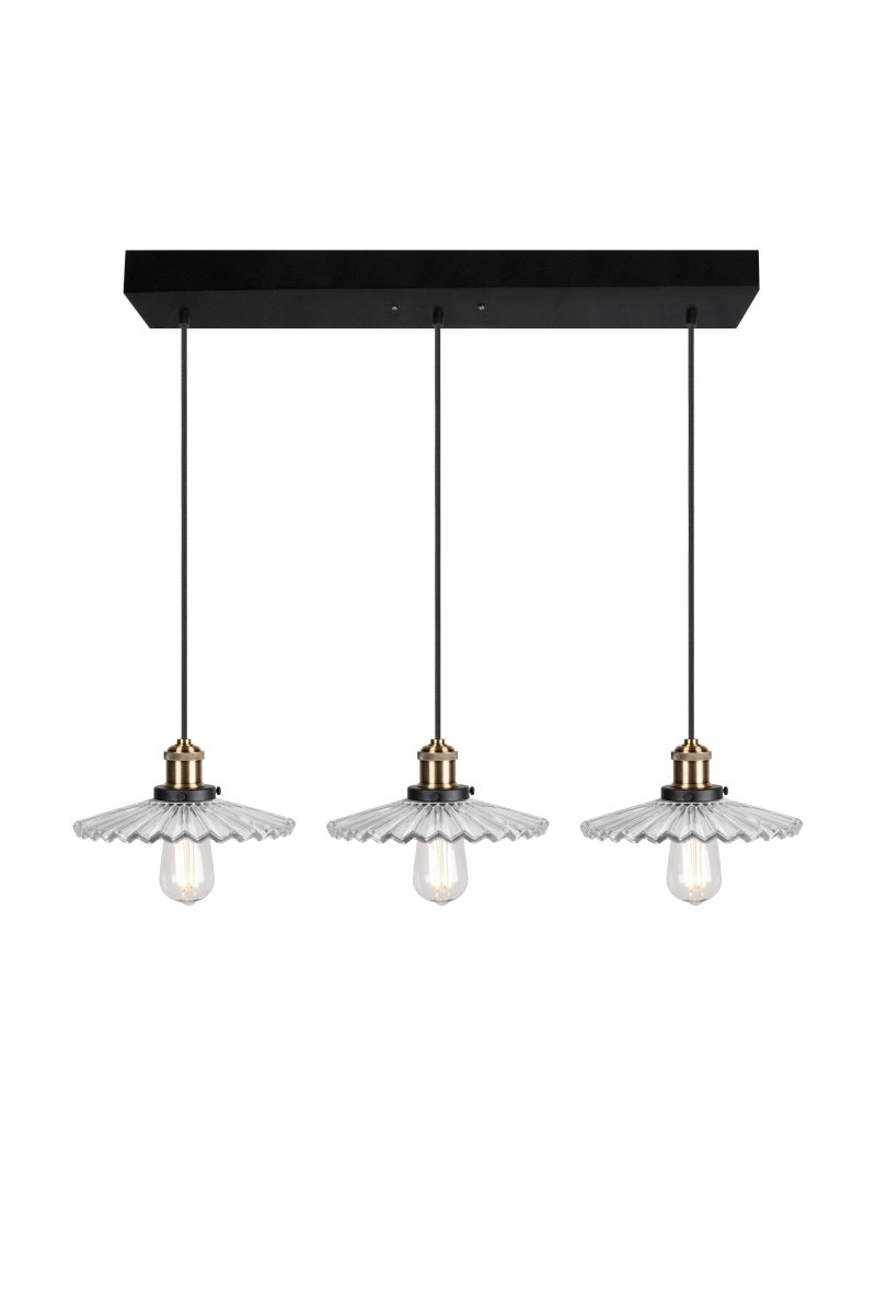 Cobbler 90cm Claro Lámpas de techo De Globen Lighting - La lámpara dispone de tres cables textiles negros de 120 cm de longitud y altura regulable, y un florón de techo de metal negro.