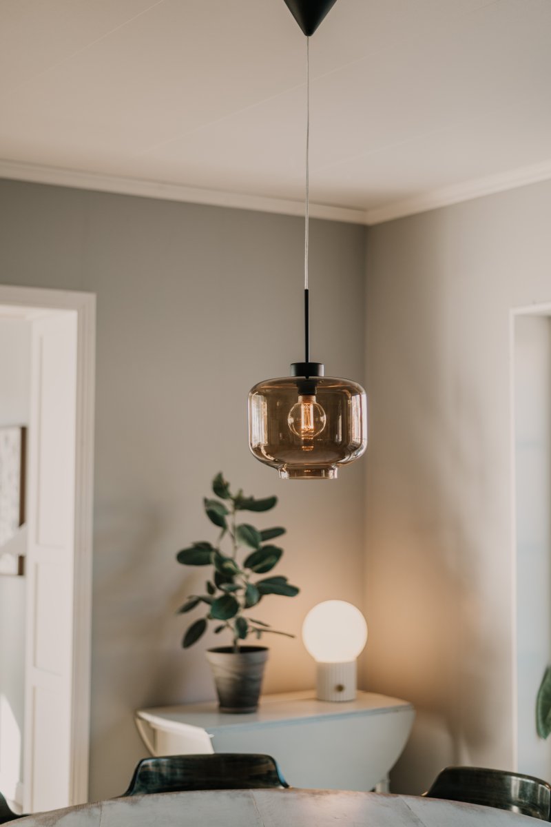 Ritz Ø25 Marrón Lámpas de techo De Globen Lighting - Ritz es una l&aacute;mpara colgante de forma cl&aacute;sica y tama&ntilde;o peque&ntilde;o que queda genial tanto sola como en hilera sobre una mesa de comedor.