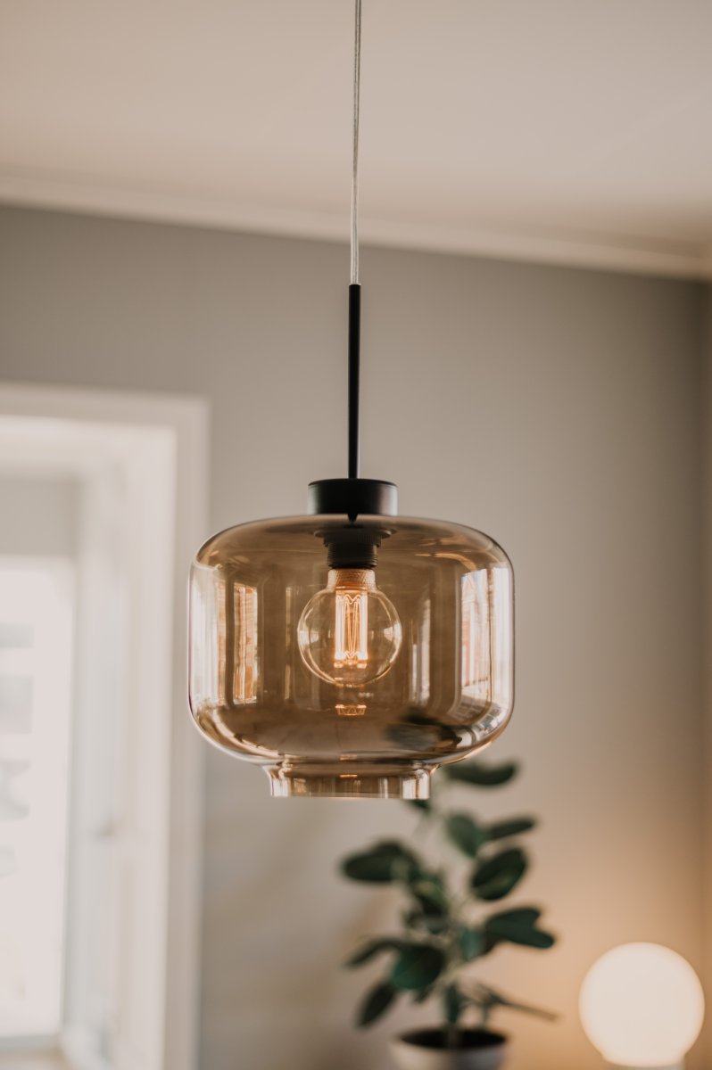 Ritz Ø25 Marrón Lámpas de techo De Globen Lighting - Ritz es una l&aacute;mpara colgante de forma cl&aacute;sica y tama&ntilde;o peque&ntilde;o que queda genial tanto sola como en hilera sobre una mesa de comedor.