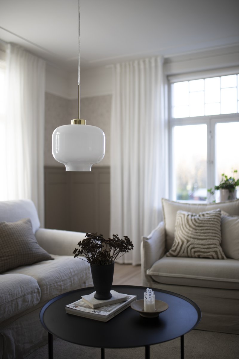 Ritz Ø25 Blanco Lámpas de techo De Globen Lighting - Ritz es una l&aacute;mpara colgante de forma cl&aacute;sica y tama&ntilde;o peque&ntilde;o que queda genial tanto sola como en hilera sobre una mesa de comedor.