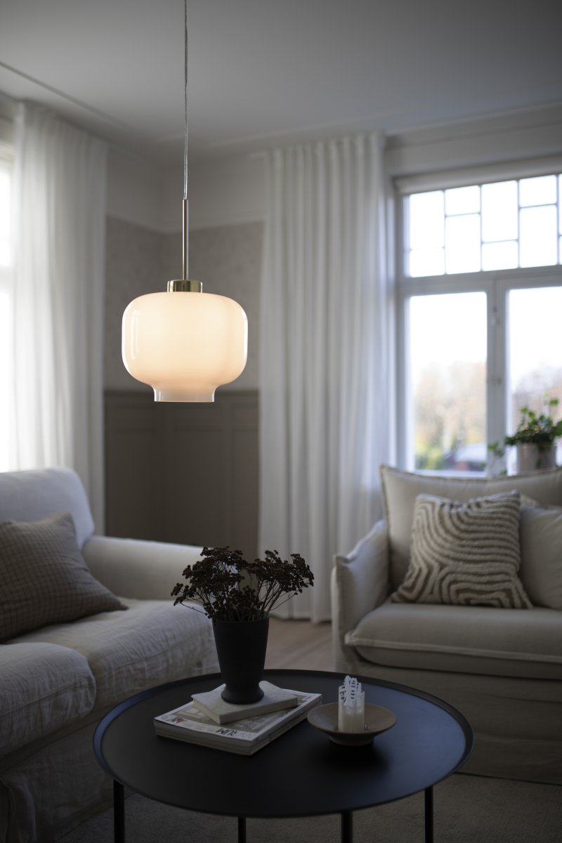 Ritz Ø25 Blanco Lámpas de techo De Globen Lighting - Ritz es una l&aacute;mpara colgante de forma cl&aacute;sica y tama&ntilde;o peque&ntilde;o que queda genial tanto sola como en hilera sobre una mesa de comedor.