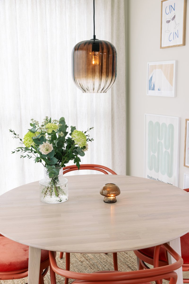 Haze Ø25 Marrón Lámpas de techo De Globen Lighting - El vidrio cambia de color y se complementa con detalles de metal negro que le dan un toque moderno.