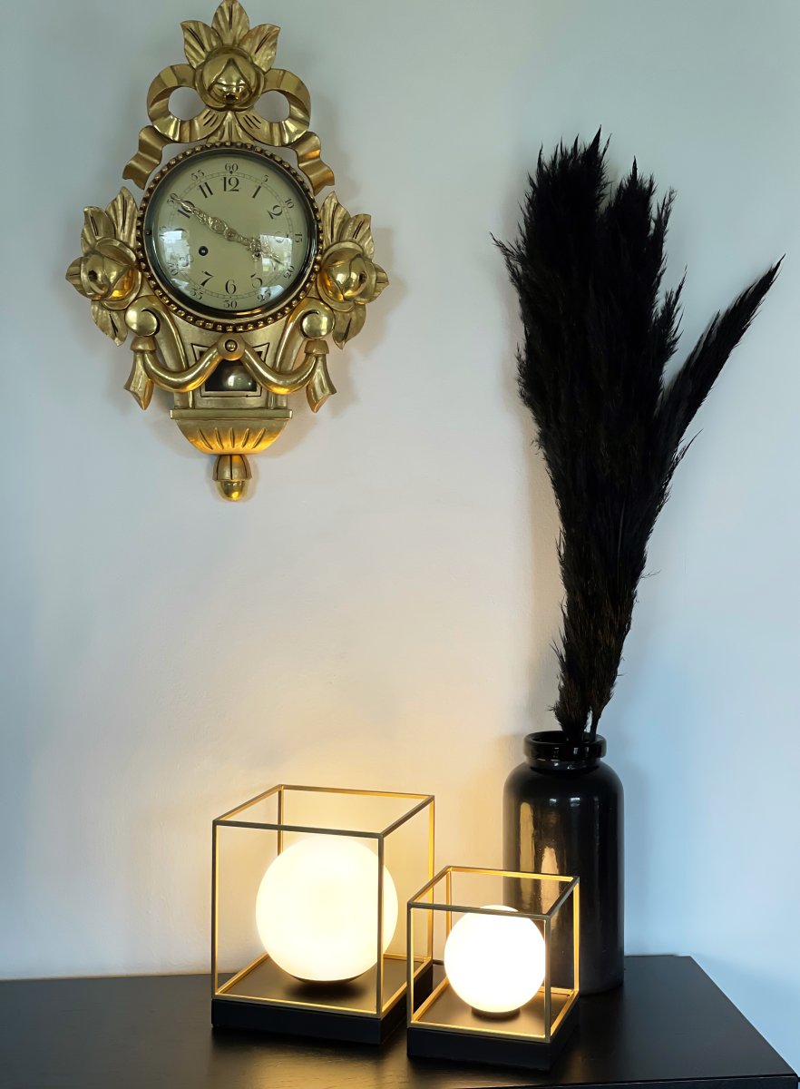 Astro 15cm Negro lámpara de mesa De Aneta Lighting - Lámpara de sobremesa Astro realizada en metal lacado en negro con cúpula de cristal blanco opal, enmarcada por detalles dorados en la base.