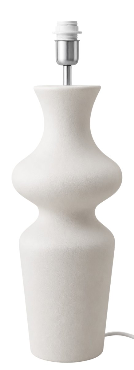Imagen ampliada de Belladonna 60cm Vit base de lámpara De Hallbergs - Den vita, strukturerade finishen framh&auml;ver lampans organiska former och g&ouml;r den enkel att kombinera med olika typer av lampsk&auml;rmar och inredningsstilar.
