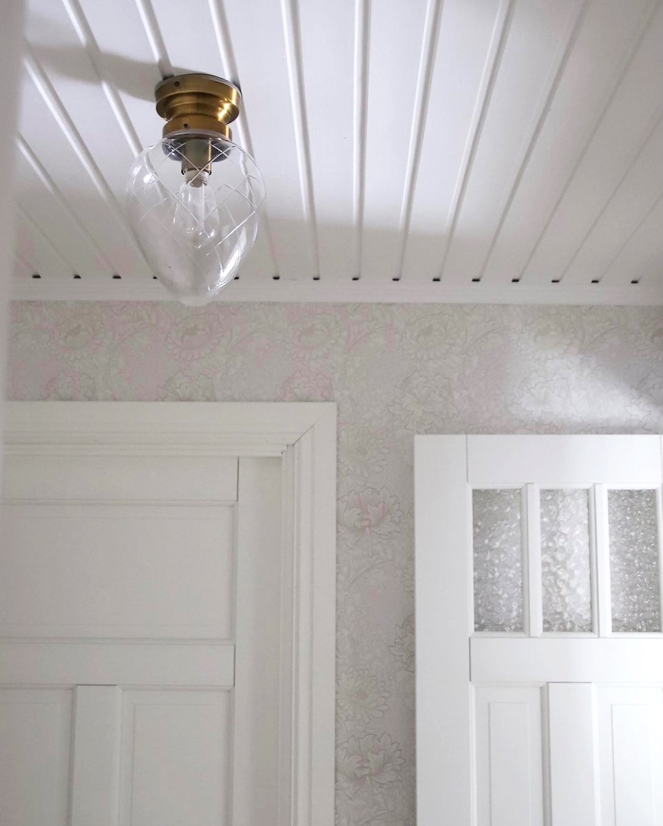 Juni Ø20 Latón antiguo/transparente lámpara de baño De Globen Lighting - La l&aacute;mpara es perfecta para ba&ntilde;os y cocinas y tiene clasificaci&oacute;n IP44.