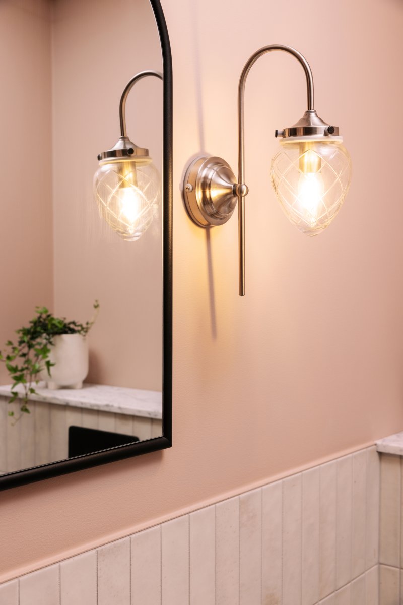 Juni 24cm Acero antiguo/transparente lámpara de baño De Globen Lighting - La l&aacute;mpara es perfecta para ba&ntilde;os y cocinas y tiene clasificaci&oacute;n IP44.