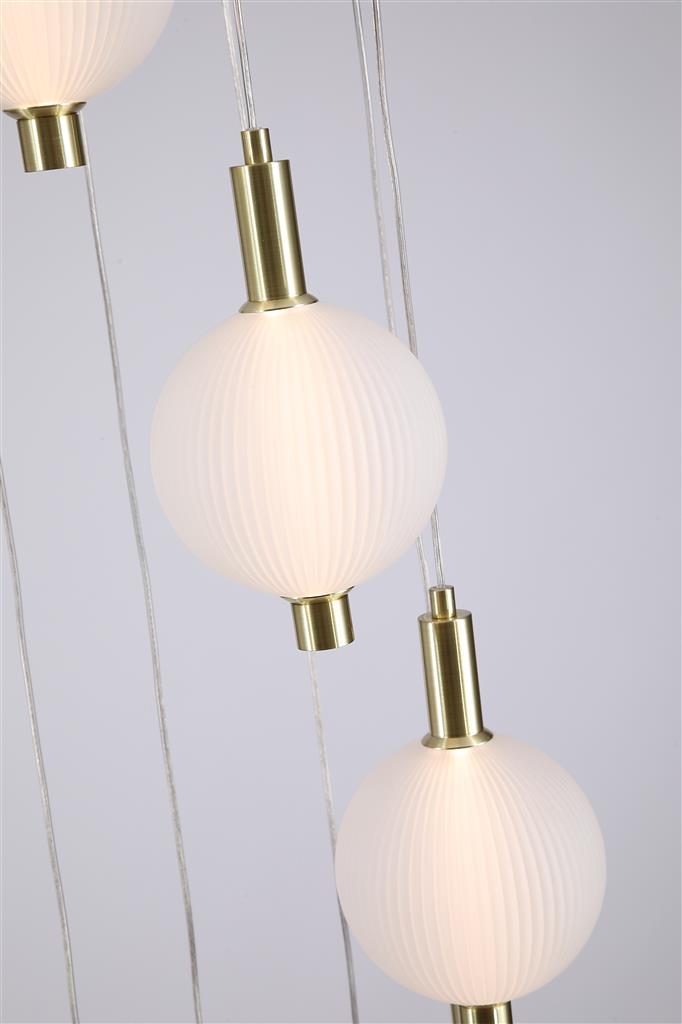 Luminique Ø50 Latón Lámpas de techo De Searchlight - Es ideal para colocarla sobre una mesa de comedor o en un pasillo donde se busca un dise&ntilde;o elegante y una iluminaci&oacute;n &oacute;ptima.