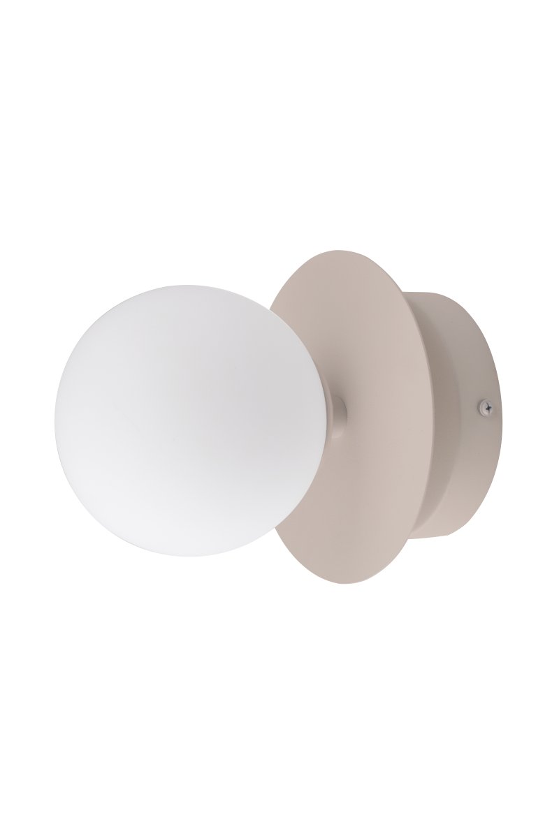 Art Deco Ø16 Beige/blanco lámpara de baño De Globen Lighting - La lámpara está hecha de metal y su pantalla de vidrio blanco crea una hermosa iluminación en la habitación.