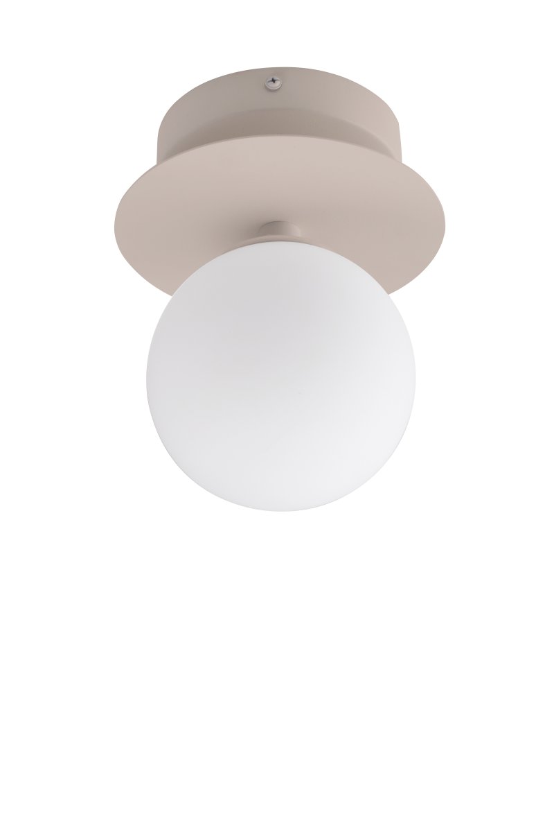 Art Deco Ø16 Beige/blanco lámpara de baño De Globen Lighting - La lámpara está hecha de metal y su pantalla de vidrio blanco crea una hermosa iluminación en la habitación.