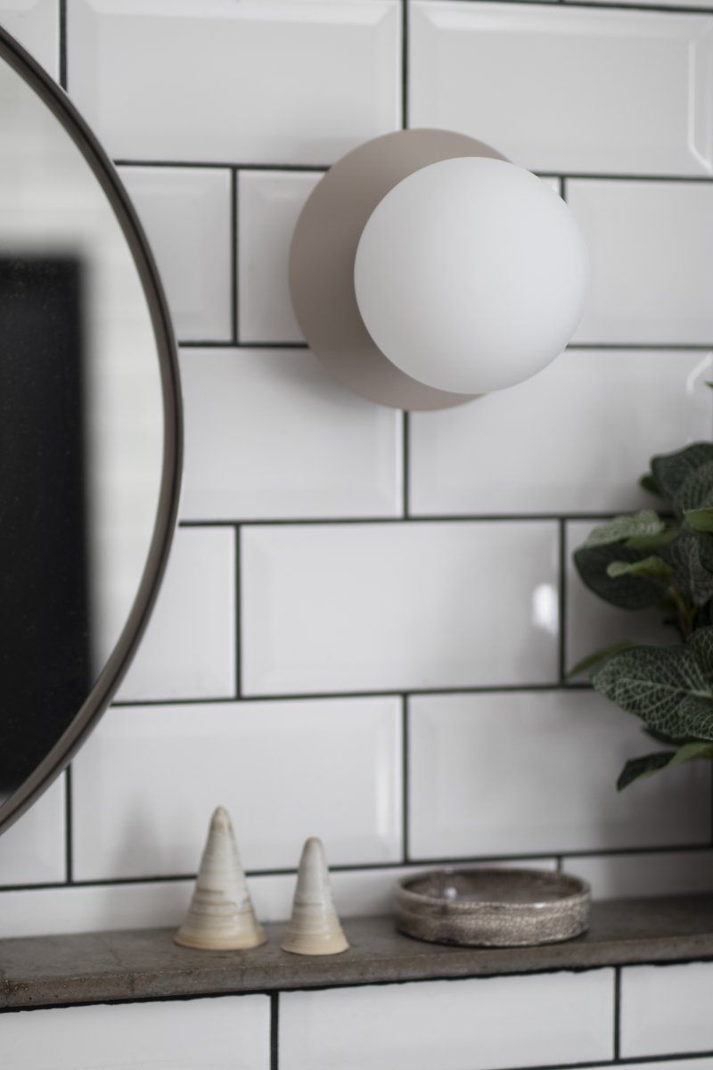 Art Deco Ø16 Beige/blanco lámpara de baño De Globen Lighting - La lámpara está hecha de metal y su pantalla de vidrio blanco crea una hermosa iluminación en la habitación.