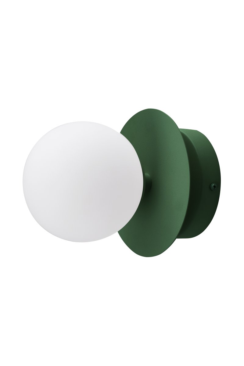 Art Deco Ø16 Verde/blanco lámpara de baño De Globen Lighting - La lámpara está hecha de metal y su pantalla de vidrio blanco crea una hermosa iluminación en la habitación.