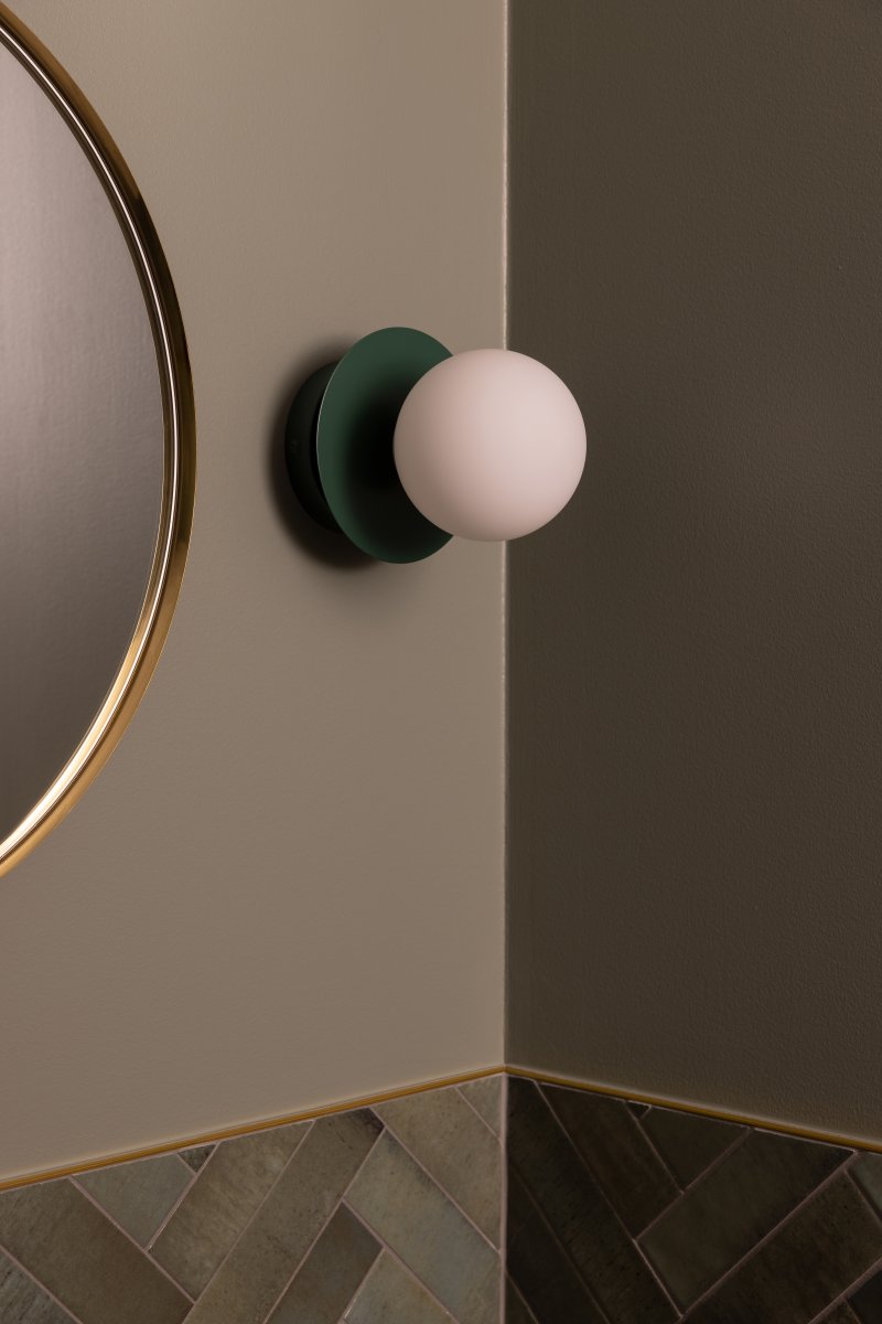 Art Deco Ø16 Verde/blanco lámpara de baño De Globen Lighting - La lámpara está hecha de metal y su pantalla de vidrio blanco crea una hermosa iluminación en la habitación.